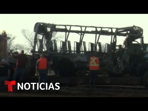 Choque entre tráiler y autobús escolar deja cinco muertos | Noticias Telemundo