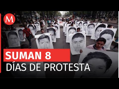 Padres de los 43 y normalistas de Ayotzinapa bloquean Paseo de la Reforma