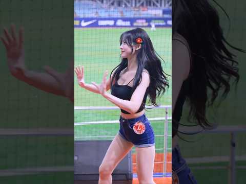 ssg랜더스 정설아치어리더 안타 정준재선수 <strong>응원</strong> 직캠 #shorts #정설아 #치어리더 #<strong>응원</strong> #공연 #직캠 #영상 #ssg랜더스