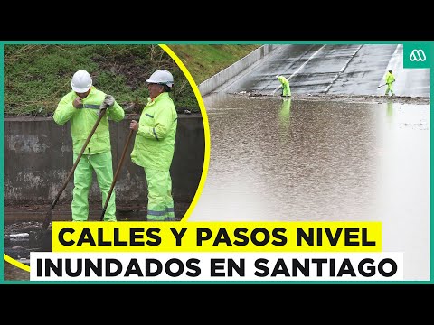 Calles y pasos nivel inundadnos en Santiago: Alerta por crecida de canales y ríos