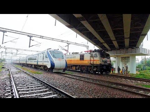 Perfect crossing at full speed:Vande bharat crosses Mau anand Vihar express