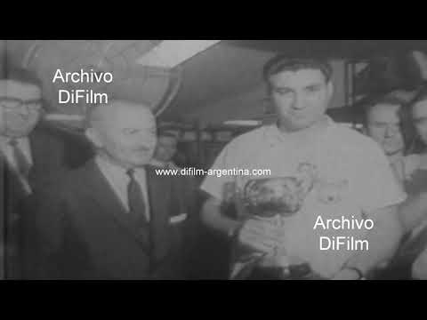 Torneo masculino de bowling en Buenos Aires - Entrega trofeo al vencedor 1968