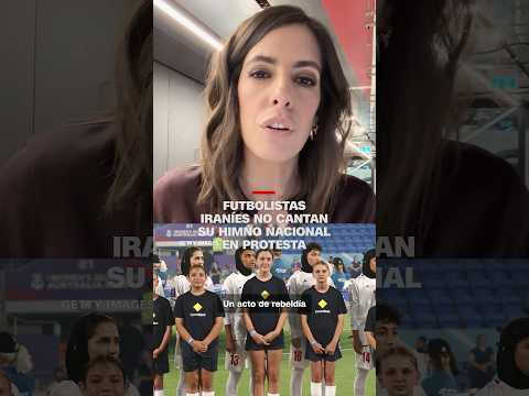 Futbolistas iraníes no cantan su himno nacional en protesta