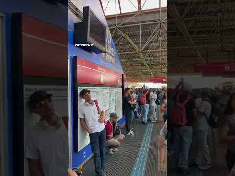 Falha na linha 3-vermelha causa lentidão e superlotação no metrô de São Paulo #shorts