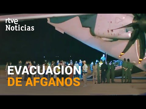 Aterriza en Madrid un nuevo avión con 84 COLABORADORES AFGANOS | RTVE Noticias