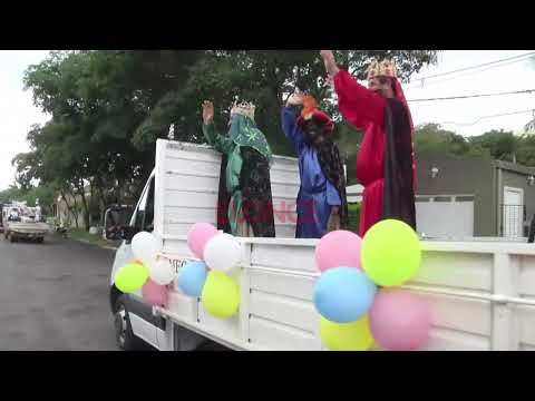 Los Reyes Magos recorren Paraná en caravana regalando golosinas y sonrisas