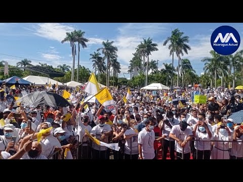 Centenares de católicos se reúnen en la catedral de Managua, pese a la prohibición de la policía