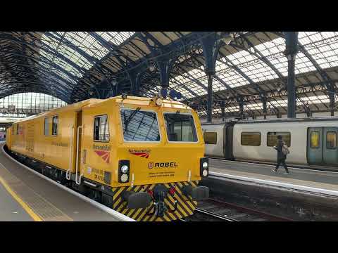 Robel mobile maintenance train departs Brighton 24/04/23
