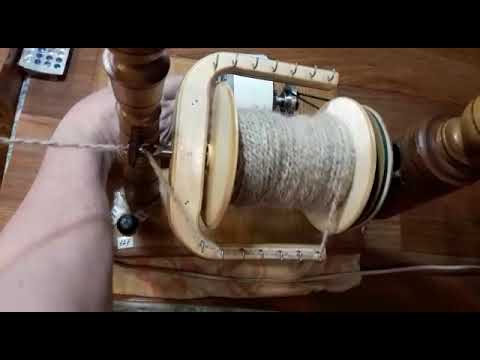 Пряду шерсть собак. Ссучиваю шерсть собак на двух  прялках с большими катушками.