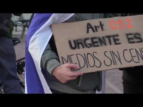 Uruguayos se manifiestan contra ley clave del gobierno, ignorando aislamiento