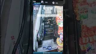 حادثة غير متوقعة لعائلة داخل المول