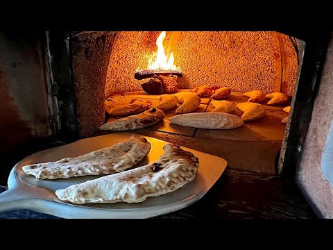 이런 화덕피자 본적 있으신가요!? 치즈 가득 품은 달 치즈 피자 Wood-fired oven moon cheese pizza making - Korean street food