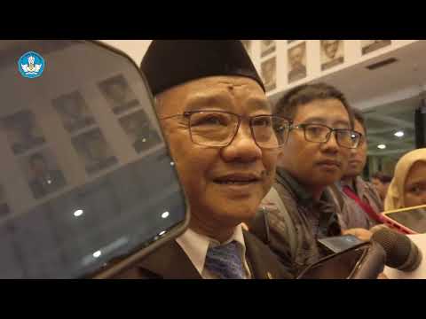 Menteri Pendidikan Dasar dan Menengah menjawab pertanyaan wartawan usai sertijab