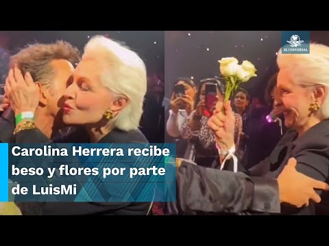 Luis Miguel le da un beso y flores a Carolina Herrera en pleno concierto