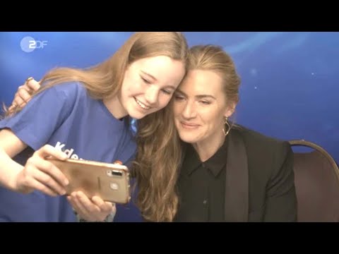 Kate Winslet STOPS Interview to Comfort Young Journalist