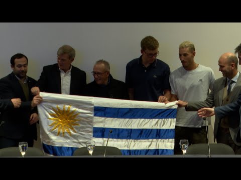 Imágenes de entrega de pabellón nacional a delegación uruguaya de remo