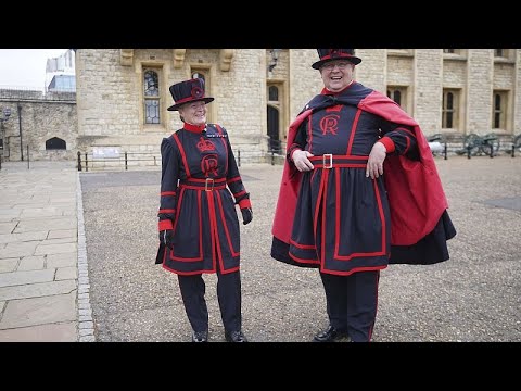 Los famosos beefeaters de la Torre de Londres lucen nuevos uniformes con la insignia de Carlos III