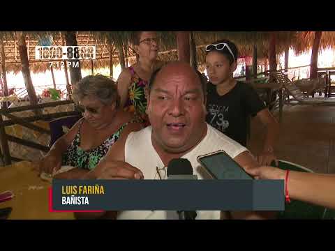 Familias nicaragüenses disfrutan de un rico chapuzón en Pochomil - Nicaragua