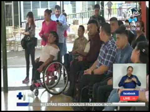 Personas con discapacidad fabrican sillas de ruedas