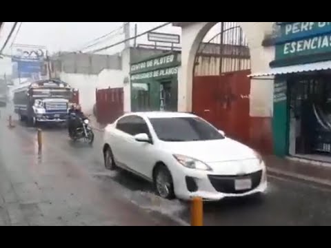 Correntadas arrastran a dos motoristas en Villa Nueva