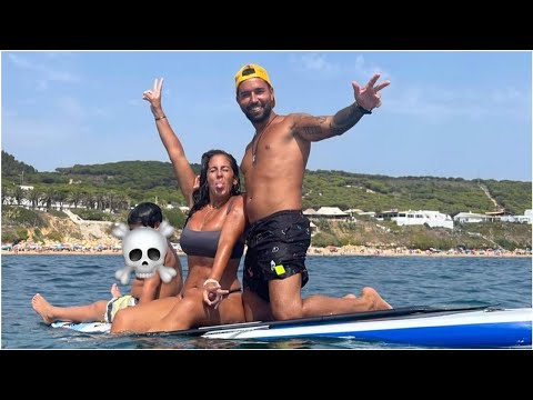 Anabel Pantoja y Omar Sánchez disfrutan en la playa de Albertito, su pequeño 'pirata'