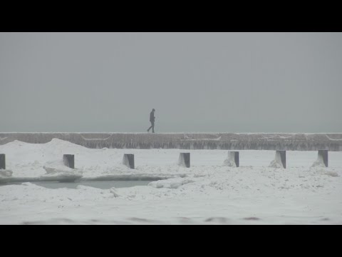 Chicagoans cope with first first significant snowfall of 2025