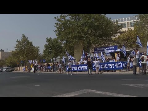 Supporters and opponents of Israel's judicial overhaul protest outside Supreme Court as hearing unde
