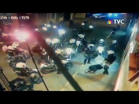 Videos muestran cómo policías aparentemente agreden a ciudadanos