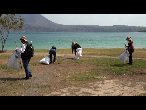 Marena realiza jornada de limpieza en la laguna de Xiloá