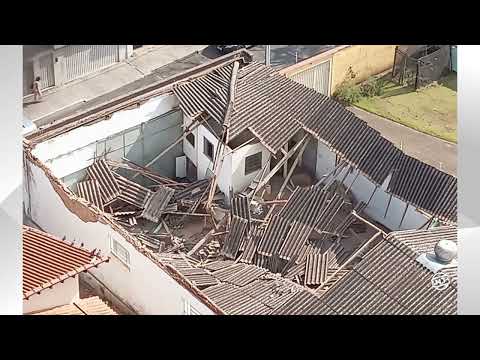 A estrutura de um barracão desabou na manhã desta segunda-feira no bairro Alto Alegre.