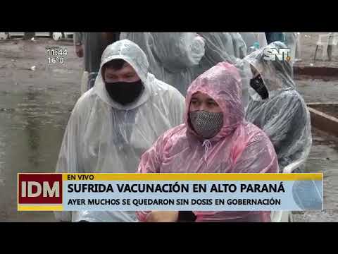 Sufrida espera bajo la lluvia para la vacunación en Alto Paraná