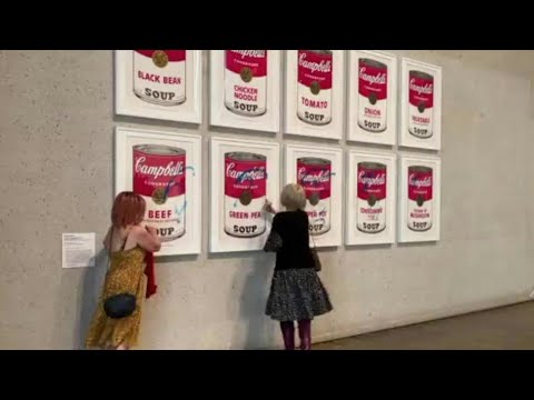 Activistas medioambientales australianos se pegaron a obra de Warhol | AFP