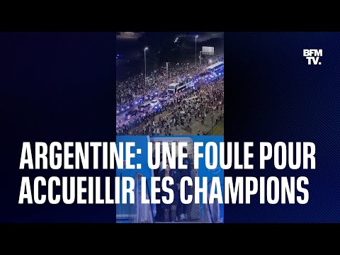 Une foule de supporters argentins célèbre le retour des champions du monde