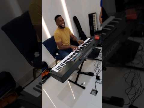 Josías Gómez tocando merengue en el piano con Agrupación Sonido de Gracia 17 Marzo 2024