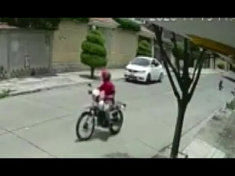 Delincuente en motocicleta roba en calles de Cochabamba
