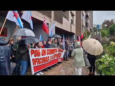 Decenas de trabajadores se concentran este viernes en Vigo delante de la CEP
