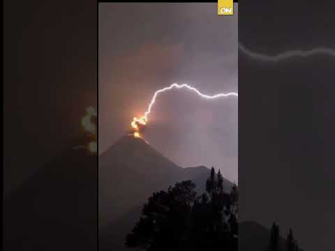 ¡Impactante rayo en medio de erupción del volcán de Fuego en Guatemala!
