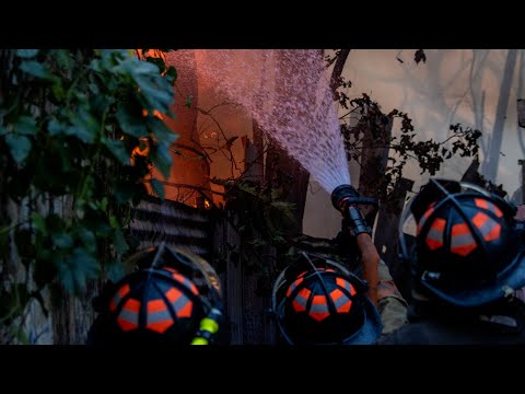 Bomberos combaten incendio en varias residencias en Santurce