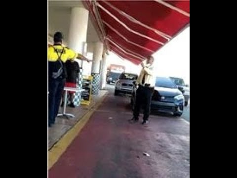 Policia se pone jaqueton con empleado de centro comercial