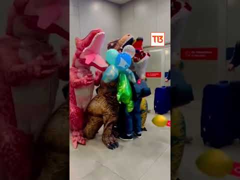 Hijos reciben a su papá disfrazados de dinosaurios en el aeropuerto de Santiago