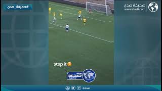 لاعب يسجل هدف بطريقة عالمية