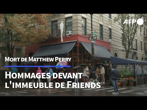 Mort de Matthew Perry: des fans se rassemblent devant l'immeuble de Friends à New York | AFP Images