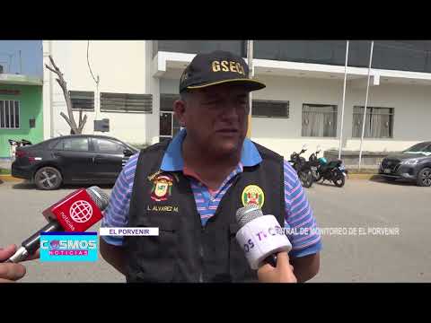 Trujillo: Chofer choca contra poste de energía eléctrica y fuga