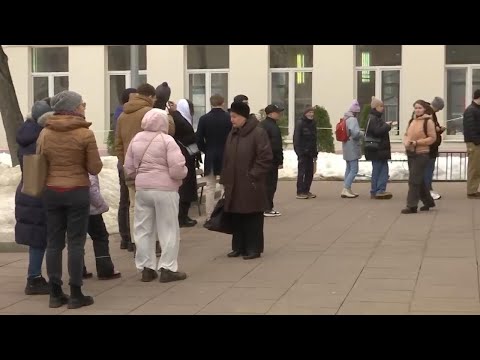People queue outside Moscow polling station at noon
