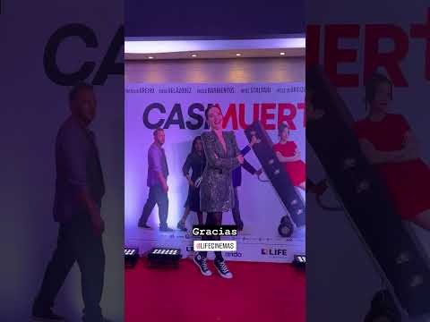 Natalia Oreiro posando para los fotógrafos en la alfombra roja de la Avant Première- Casi Muerta 3