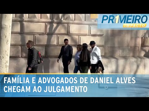 Mãe e irmão de Daniel Alves chegam ao julgamento do jogador | Primeiro Impacto (07/02/24)