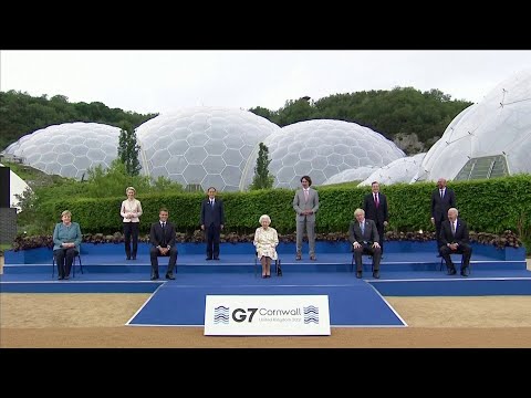 Êtes-vous censés avoir l'air de vous amuser: quand Elizabeth II ironise en pleine photo au G7