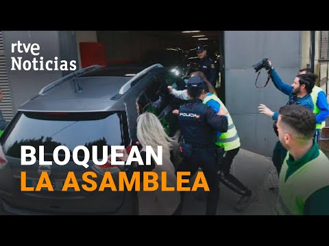 PROTESTAS CAMPO: Los AGRICULTORES ZARANDEAN el COCHE de LÓPEZ MIRAS en MURCIA | RTVE Noticias