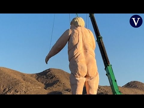 Aparece una estatua gigante de Trump desnudo en el desierto de Nevada