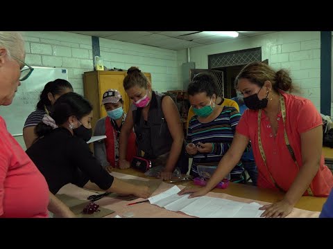 20 mujeres de Managua reciben clases de costura en el colegio Maestro Gabriel